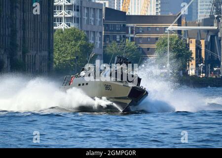 Das CB90 NG-Patrouillenboot der schwedischen Marine unternimmt harte und schnelle Manöver im Royal Victoria Dock in London im Rahmen der DSEI 2021-Veranstaltung Stockfoto