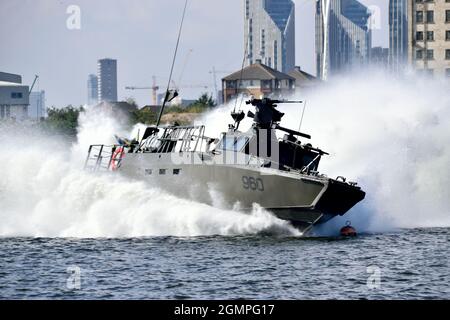 Das CB90 NG-Patrouillenboot der schwedischen Marine unternimmt harte und schnelle Manöver im Royal Victoria Dock in London im Rahmen der DSEI 2021-Veranstaltung Stockfoto