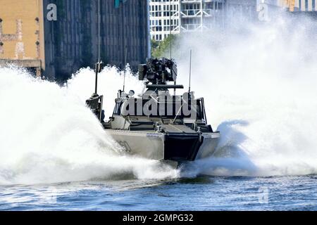 Das CB90 NG-Patrouillenboot der schwedischen Marine unternimmt harte und schnelle Manöver im Royal Victoria Dock in London im Rahmen der DSEI 2021-Veranstaltung Stockfoto