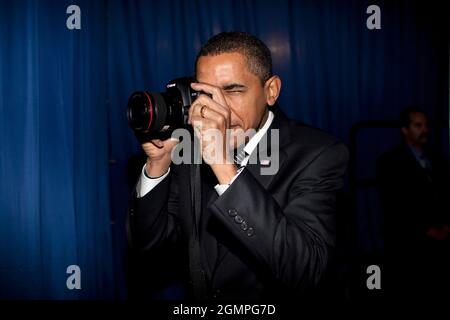 Präsident Barack Obama zielt mit der Kamera eines Fotografen hinter die Kulissen, bevor er sich über die Bereitstellung von Hypothekenzahlungen für verantwortungsbewusste Hausbesitzer besinnt. Dobson High School. Mesa, Arizona 2/18/09. Offizielles weißes Haus Foto von Pete Souza Stockfoto