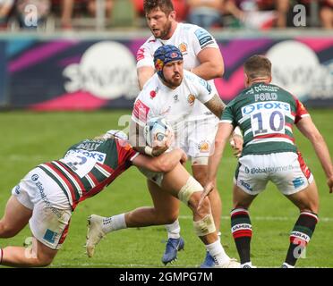 18.9.2021 Leicester, England. Rugby Union. Jack Nowell für Exeter wird während der Gallagher-Matte in Runde 1 von der Tigers-Verteidigung angehalten Stockfoto