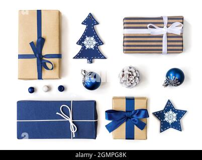 Weihnachtsgeschenkschachteln und -Kugeln Kollektion in blau auf weißem Hintergrund Stockfoto