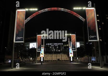 London, Großbritannien. September 2021. Der Wembley-Bogen ist nach dem Spiel beleuchtet und Tribut an Jimmy Greaves, der heute verstorben ist. Premier League Spiel, West Ham Utd gegen Manchester Utd im London Stadium, Queen Elizabeth Olympic Park in London am Sonntag, 19. September 2021. Dieses Bild darf nur für redaktionelle Zwecke verwendet werden. Nur zur redaktionellen Verwendung, Lizenz für kommerzielle Nutzung erforderlich. Keine Verwendung in Wetten, Spielen oder einem einzigen Club / Liga / Spieler Publikationen. PIC von Steffan Bowen / Andrew Orchard / Andrew Orchard Sport Fotografie / Alamy Live News Kredit: Andrew Orchard Sport Fotografie / Alamy Live News Stockfoto