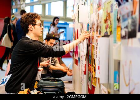 Bologna, ITALIEN. April 2019. Ansichten von Bologna Eröffnungstag der Kinderbuchmesse im Bezirk Fiera in Bologna, Italien. Stockfoto