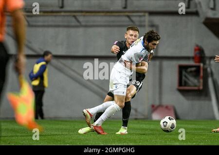 Nicht exklusiv: ZAPORIZHZHIA, UKRAINE - 19. SEPTEMBER 2021 - Spieler des FC Zorya Luhansk (schwarzes Kit) und des FC Chornomorets Odesa (weißes Kit) sind in zu sehen Stockfoto