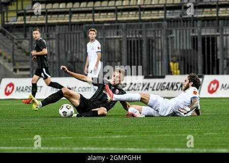 Nicht exklusiv: ZAPORIZHZHIA, UKRAINE - 19. SEPTEMBER 2021 - Spieler des FC Zorya Luhansk (schwarzes Kit) und des FC Chornomorets Odesa (weißes Kit) sind in zu sehen Stockfoto