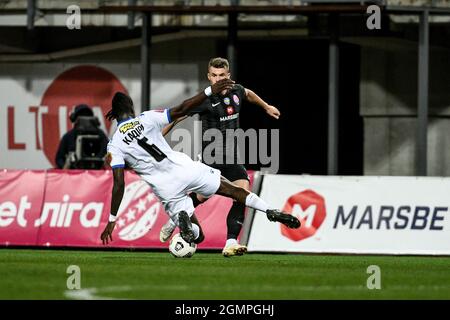 Nicht exklusiv: ZAPORIZHZHIA, UKRAINE - 19. SEPTEMBER 2021 - Mittelfeldspieler Mohammed Kadiri (L) des FC Chornomorets Odesa und ein Spieler des FC Zorya Luhansk A Stockfoto