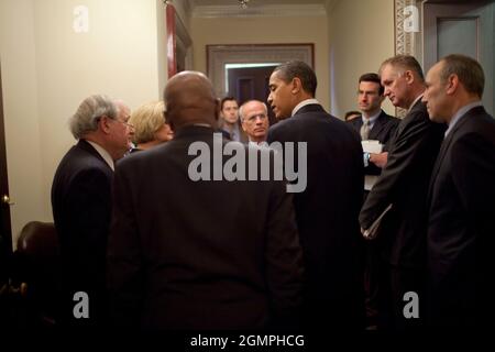 Bevor Präsident Obama eine Erklärung zur Reform der Verteidigungsverträge der Regierung abgegeben hat, ist er von Teilnehmern umgeben, darunter Senator Carl Levin (D-MI), Rep. Peter Welch (D-VT), Senatorin Claire McCaskill (D-MO), Senator John McCain (R-AZ), Rep. Edolphus Towns (D-NY), Und OMB-Direktor Peter Orszag, Berater für nationale Sicherheit, General James Jones und Phil Schiliro, Sonderassistent des Präsidenten für legislative Angelegenheiten. 3/4/09Offizielles Foto des Weißen Hauses von Pete Souza Stockfoto