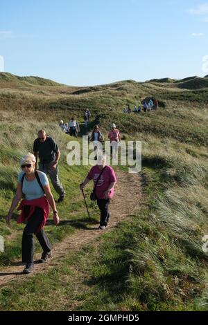 Gower, Swansea, Großbritannien. September 2021. Wetter in Großbritannien. Ein warmer, sonniger Herbstnachmittag, an dem Wanderer den All Wales Coast Path in der Blue Pool Bay auf der Halbinsel Gower entlang wandern. Kredit: Gareth Llewelyn/Alamy Live Nachrichten Stockfoto