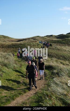 Gower, Swansea, Großbritannien. September 2021. Wetter in Großbritannien. Ein warmer, sonniger Herbstnachmittag, an dem Wanderer den All Wales Coast Path in der Blue Pool Bay auf der Halbinsel Gower entlang wandern. Kredit: Gareth Llewelyn/Alamy Live Nachrichten Stockfoto