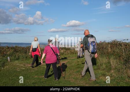Gower, Swansea, Großbritannien. September 2021. Wetter in Großbritannien. Ein warmer, sonniger Herbstnachmittag, an dem Wanderer den All Wales Coast Path in der Blue Pool Bay auf der Halbinsel Gower entlang wandern. Kredit: Gareth Llewelyn/Alamy Live Nachrichten Stockfoto