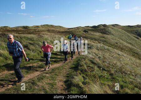 Gower, Swansea, Großbritannien. September 2021. Wetter in Großbritannien. Ein warmer, sonniger Herbstnachmittag, an dem Wanderer den All Wales Coast Path in der Blue Pool Bay auf der Halbinsel Gower entlang wandern. Kredit: Gareth Llewelyn/Alamy Live Nachrichten Stockfoto