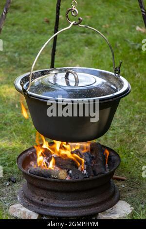 Kochen in einem Kessel auf einem offenen Feuer in der Natur Stockfoto