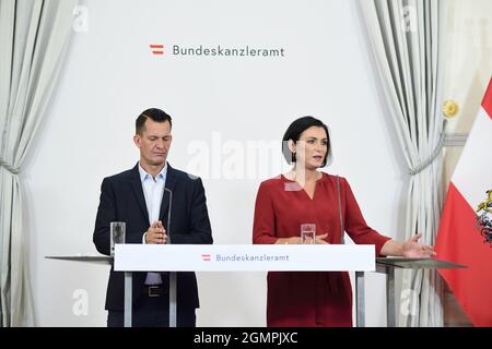 Wien, Österreich. September 2021. Presseerklärungen mit Tourismusministerin Elisabeth Köstinger (R), Gesundheitsminister Wolfgang Mückstein (L) zu Regelungen im Wintertourismus. Stockfoto