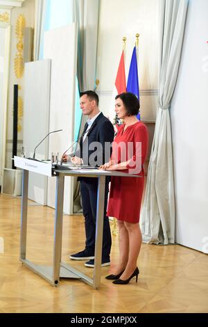 Wien, Österreich. September 2021. Presseerklärungen mit Tourismusministerin Elisabeth Köstinger (R), Gesundheitsminister Wolfgang Mückstein (L) zu Regelungen im Wintertourismus. Stockfoto