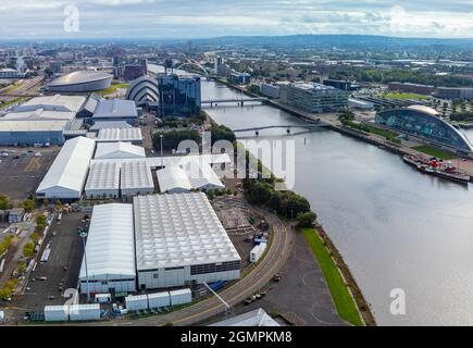 Glasgow, Schottland, Großbritannien. September 2021. Luftaufnahmen des Standorts der internationalen Klimakonferenz COP26 und des Gipfels, die im November 2021 in Glasgow stattfinden wird. Der Standort liegt am Fluss Clyde am Scottish Event Campus und es werden große temporäre Strukturen errichtet, in denen Zehntausende von Delegierten, Staatsoberhäuptern und Journalisten untergebracht sind, die an der zweiwöchigen Veranstaltung teilnehmen werden. Iain Masterton/Alamy Live News. Stockfoto