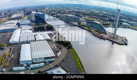 Glasgow, Schottland, Großbritannien. September 2021. Luftaufnahmen des Standorts der internationalen Klimakonferenz COP26 und des Gipfels, die im November 2021 in Glasgow stattfinden wird. Der Standort liegt am Fluss Clyde am Scottish Event Campus und es werden große temporäre Strukturen errichtet, in denen Zehntausende von Delegierten, Staatsoberhäuptern und Journalisten untergebracht sind, die an der zweiwöchigen Veranstaltung teilnehmen werden. Iain Masterton/Alamy Live News. Stockfoto