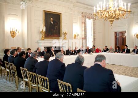 Präsident Barack Obama trifft sich mit Mitgliedern des Hispanic Caucus im Kongress im State Dining Room 3/18/09. Offizielles weißes Haus Foto von Pete Souza Stockfoto