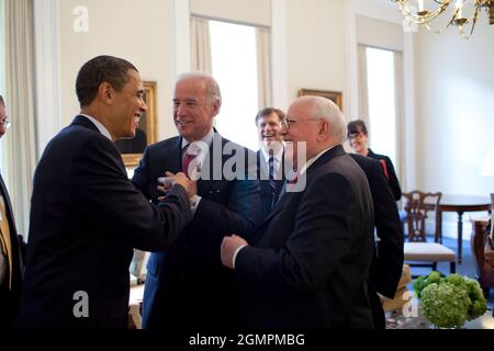 Präsident Barack Obama fällt beim Treffen von Vizepräsident Joe Biden mit dem ehemaligen Präsidenten der Sowjetunion, Michail Gorbatschow, im Büro des Vizepräsidenten, Westflügel 3/20/09. Offizielles weißes Haus Foto von Pete Souza Stockfoto