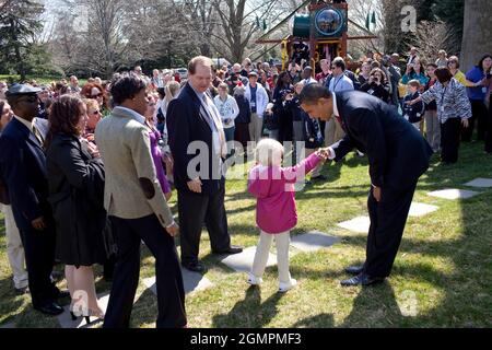 Präsident Barack Obama begrüßt die Kinder des Children's Miracle Network, nachdem er sie eingeladen hatte, auf der Schaukel des South Lawn-Spielplatzes 3/24/09 zu spielen. Offizielles weißes Haus Foto von Pete Souza Stockfoto