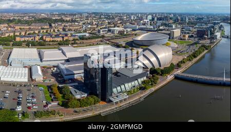 Glasgow, Schottland, Großbritannien. September 2021. Luftaufnahmen des Standorts der internationalen Klimakonferenz COP26 und des Gipfels, die im November 2021 in Glasgow stattfinden wird. Der Standort liegt am Fluss Clyde am Scottish Event Campus und es werden große temporäre Strukturen errichtet, in denen Zehntausende von Delegierten, Staatsoberhäuptern und Journalisten untergebracht sind, die an der zweiwöchigen Veranstaltung teilnehmen werden. Iain Masterton/Alamy Live News. Stockfoto