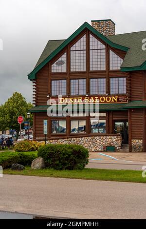 Mackinaw City, MI - 15. Juli 2021: Porträt des Dixie Saloon Building in Mackinaw City am MI am 15. Juli 2021. Stockfoto