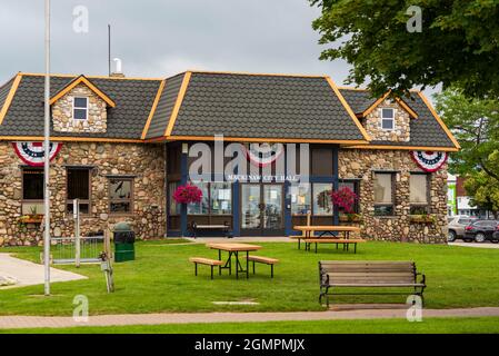 Mackinaw City, MI - 15. Juli 2021: Rathaus in Mackinaw City am MI am 15. Juli 2021. Stockfoto