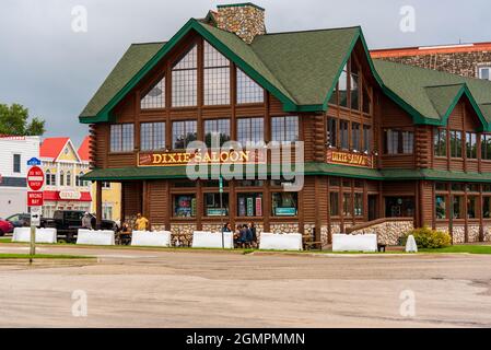 Mackinaw City, MI - 15. Juli 2021: Dixie Saloon Building in Mackinaw City am MI am 15. Juli 2021. Stockfoto