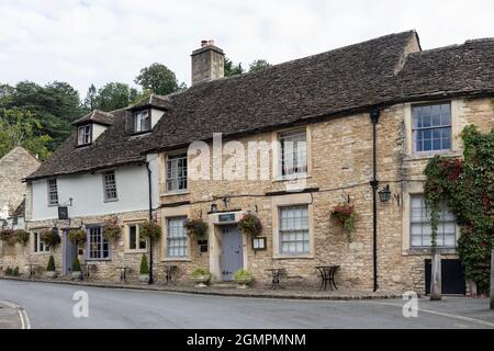 Das malerische, traditionelle Cast Inn aus dem 12. Jahrhundert im unberührten Cotswold-Dorf Castle Combe, Wiltshire, England, Großbritannien Stockfoto