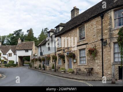 Das malerische, traditionelle Cast Inn aus dem 12. Jahrhundert im unberührten Cotswold-Dorf Castle Combe, Wiltshire, England, Großbritannien Stockfoto