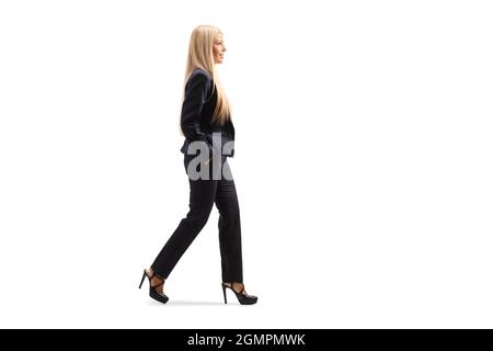 Ganzkörperaufnahme einer jungen professionellen Frau mit einem langen blonden Haar, das isoliert auf weißem Hintergrund läuft Stockfoto