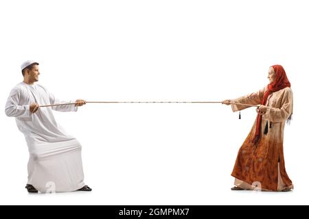Ganzkörperaufnahme eines jungen arabischen Mannes und einer Frau mit einem Hijab, der ein isoliertes Seil auf weißem Hintergrund zieht Stockfoto