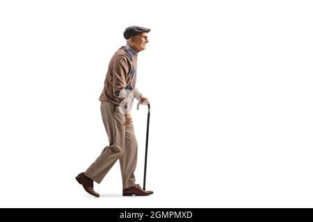 Ganzkörperaufnahme eines älteren Mannes mit einem Gehstock in der Hand, isoliert auf weißem Hintergrund Stockfoto