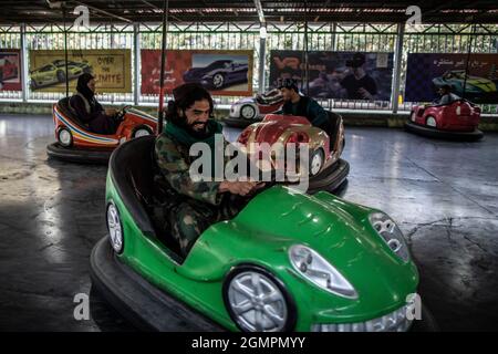 Kabul, Afghanistan. September 2021. Ein Kämpfer der Taliban fährt in einem Vergnügungspark in Kabul ein Auto mit Stoßstange. Quelle: Oliver Weiken/dpa/Alamy Live News Stockfoto