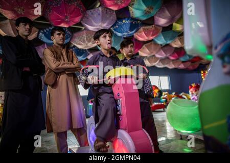 Kabul, Afghanistan. September 2021. Afghanische Jugendliche spielen ein Videospiel in einer Spielhalle in Kabul. Quelle: Oliver Weiken/dpa/Alamy Live News Stockfoto