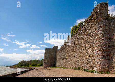 Die gut erhaltenen römischen Mauern aus dem 3. Jahrhundert von Portchester Castle, Hampshire, Großbritannien, von der Küste des Portsmouth Harbour aus gesehen Stockfoto