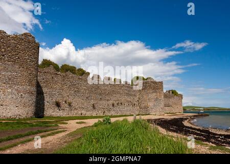 Die gut erhaltenen römischen Mauern aus dem 3. Jahrhundert von Portus Adurni, aka Portchester Castle, Portchester, Hampshire, Großbritannien, Von außerhalb der Festung gesehen Stockfoto