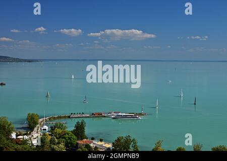 Blick auf den Plattensee in Tihany, Ungarn an einem sonnigen Sommertag Stockfoto