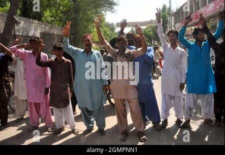 Die Bewohner von Bulri Shah Karim veranstalten am Montag, dem 20. September 2021, im Hyderabad-Presseclub eine Protestdemonstration gegen die hohe Händigkeit einflussreicher Menschen. Stockfoto