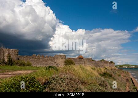 Die gut erhaltenen römischen Mauern von Portus Adurni, alias Portchester Castle, Portchester, Hampshire, Großbritannien: Von außerhalb der Festung gesehen. Stockfoto