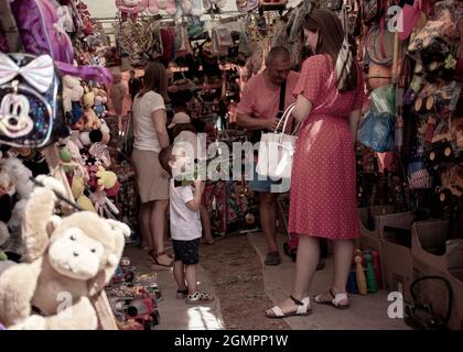 Sokobanja, Serbien, 19. Aug 2021: Lebhafte Szene auf einem Dorfmarkt Stockfoto