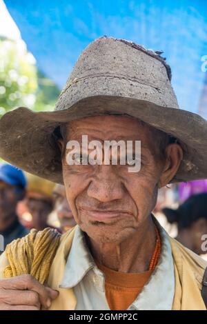 Porträt eines älteren Tetum-Mannes mit Hut im Dorf Oinlasi, West-Timor, Indonesien Stockfoto