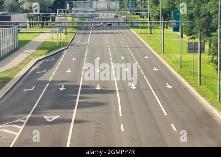 Pfeilschilder als Straßenmarkierungen auf einer Straße mit fünf Fahrspuren. Spezielle Fahrspur für öffentliche Verkehrsmittel, Busse Stockfoto