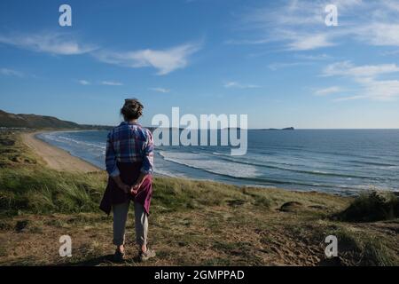 Gower, Swansea, Großbritannien. September 2021. Wetter in Großbritannien: Ein schöner, sonniger und warmer Abend mit einer leichten Brise an Land entlang des All Wales Coast Path, mit Blick nach Süden über den Llangennith Beach und die Rhossili Bay.das Vorgebirge 'Worms Head' liegt in der Ferne, auf der Gower Peninsula, Wales. Kredit: Gareth Llewelyn/Alamy Live Nachrichten Stockfoto