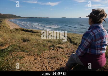 Gower, Swansea, Großbritannien. September 2021. Wetter in Großbritannien: Ein schöner, sonniger und warmer Abend mit einer leichten Brise an Land entlang des All Wales Coast Path, mit Blick nach Süden über den Llangennith Beach und die Rhossili Bay.das Vorgebirge 'Worms Head' liegt in der Ferne, auf der Gower Peninsula, Wales. Kredit: Gareth Llewelyn/Alamy Live Nachrichten Stockfoto