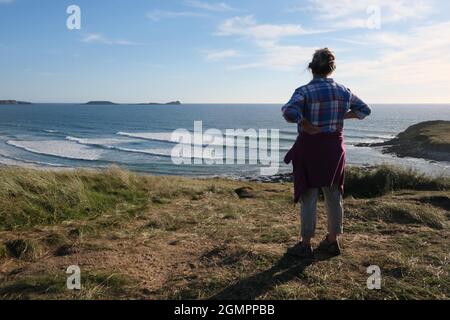 Gower, Swansea, Großbritannien. September 2021. Wetter in Großbritannien: Ein schöner, sonniger und warmer Abend mit einer leichten Brise an Land entlang des All Wales Coast Path, mit Blick nach Süden über den Llangennith Beach und die Rhossili Bay.das Vorgebirge 'Worms Head' liegt in der Ferne, auf der Gower Peninsula, Wales. Kredit: Gareth Llewelyn/Alamy Live Nachrichten Stockfoto