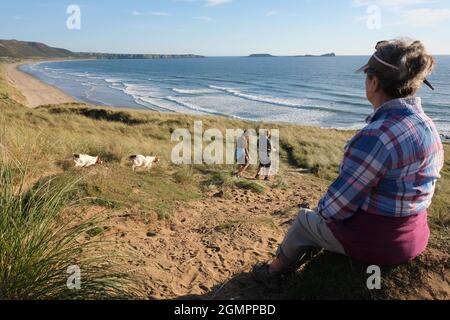 Gower, Swansea, Großbritannien. September 2021. Wetter in Großbritannien: Ein schöner, sonniger und warmer Abend mit einer leichten Brise an Land entlang des All Wales Coast Path, mit Blick nach Süden über den Llangennith Beach und die Rhossili Bay.das Vorgebirge 'Worms Head' liegt in der Ferne, auf der Gower Peninsula, Wales. Kredit: Gareth Llewelyn/Alamy Live Nachrichten Stockfoto
