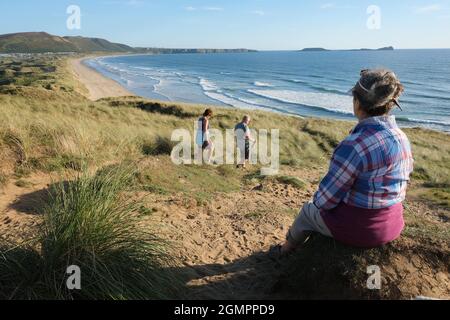 Gower, Swansea, Großbritannien. September 2021. Wetter in Großbritannien: Ein schöner, sonniger und warmer Abend mit einer leichten Brise an Land entlang des All Wales Coast Path, mit Blick nach Süden über den Llangennith Beach und die Rhossili Bay.das Vorgebirge 'Worms Head' liegt in der Ferne, auf der Gower Peninsula, Wales. Kredit: Gareth Llewelyn/Alamy Live Nachrichten Stockfoto