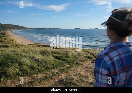 Gower, Swansea, Großbritannien. September 2021. Wetter in Großbritannien: Ein schöner, sonniger und warmer Abend mit einer leichten Brise an Land entlang des All Wales Coast Path, mit Blick nach Süden über den Llangennith Beach und die Rhossili Bay.das Vorgebirge 'Worms Head' liegt in der Ferne, auf der Gower Peninsula, Wales. Kredit: Gareth Llewelyn/Alamy Live Nachrichten Stockfoto