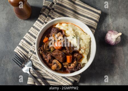 Hausgemachter Bourguignon-Eintopf mit Kartoffelpüree Stockfoto